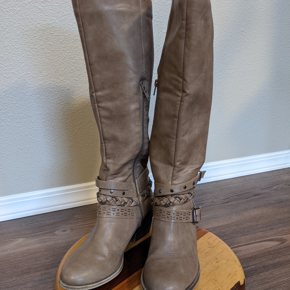 R2 Brandi Tan Faux Leather Size 6 1/2